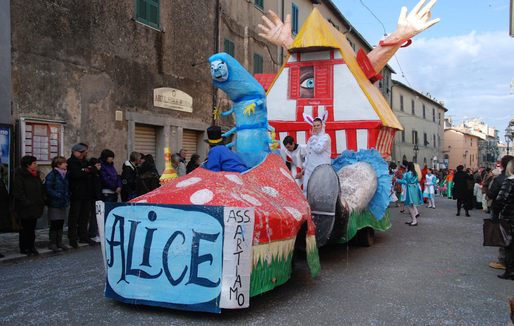 Sfilata dei carri di carnevale a Tolfa